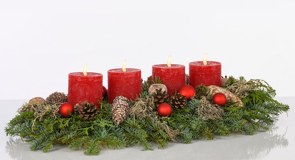 Advent Gesteck 45 cm Flechtenmoos mit rustikalen Kerzen in rot 2