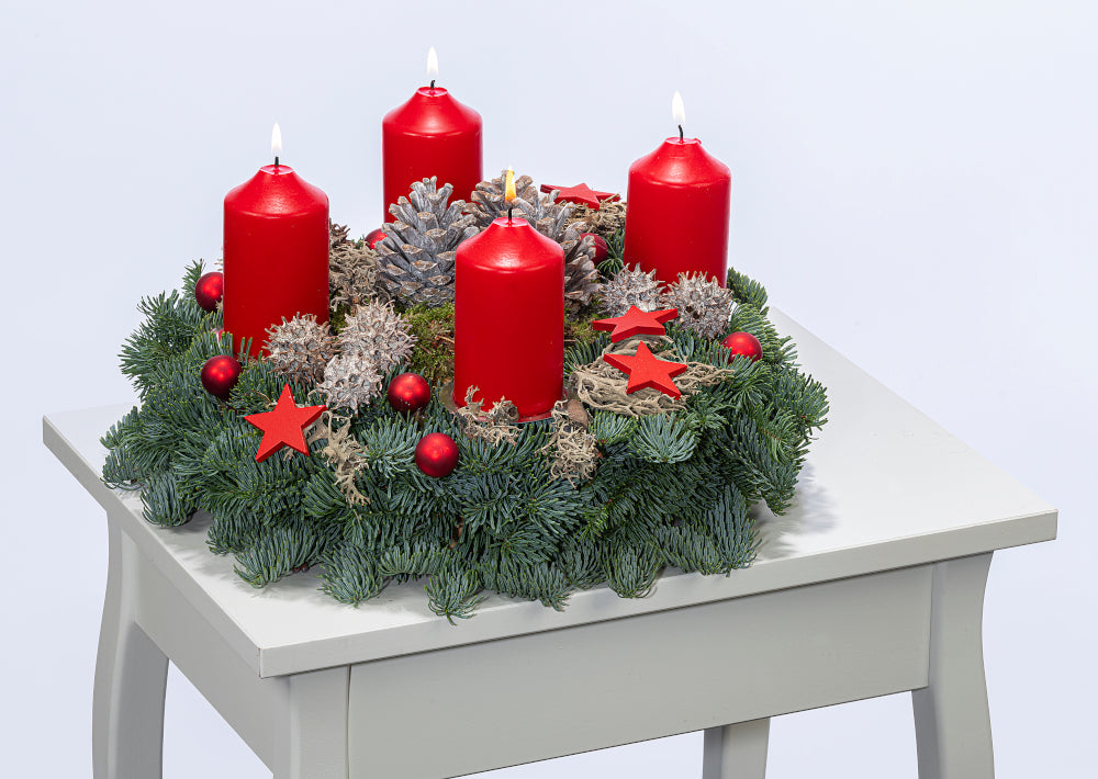Adventskranz 30 cm Nobilis mit Moos, Zapfen und Kerzen in rot 2
