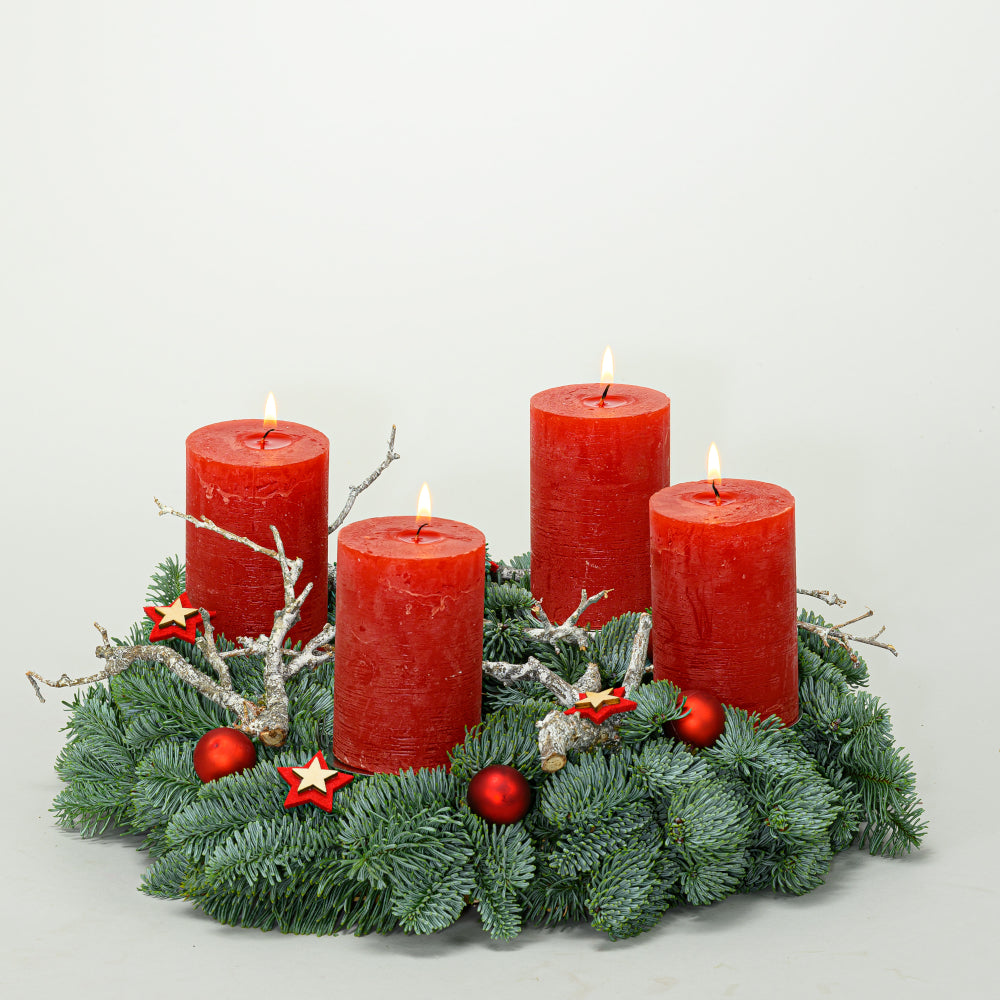 Adventskranz 30 cm Nobilis und Dekozweigen mit rustikalen Kerzen in rot 2