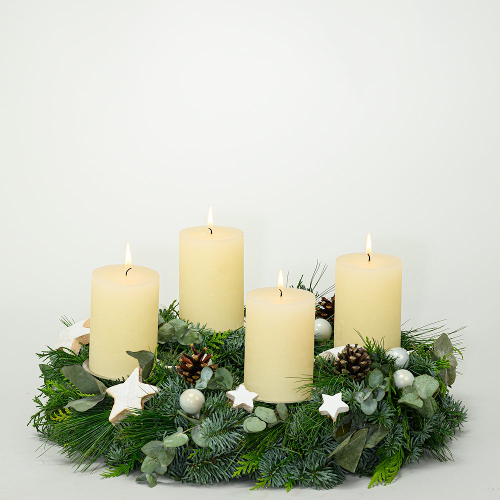 Adventskranz 35 cm Nobilis, Eucalyptus und Zypresse mit rustikalen Kerzen in creme weiß 2