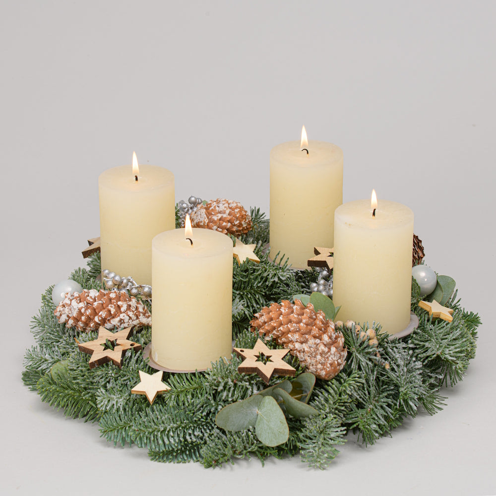 Adventskranz 35 cm Nobilis und Kunstschnee mit rustikalen Kerzen in creme weiß 2