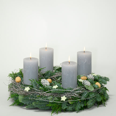 Adventskranz 40 cm Nobilis, Thuja und Eucalyptus mit rustikalen Kerzen in hellgrau 2